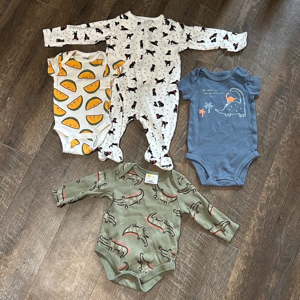 Baby Boy 0-6M Bundle Onesies Sleeper Taco Dog Dinosaur‎ Alligator 4pc 
Carters